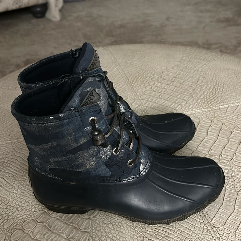 Navy blue cameo rain boot Sperry’s. Used condition.Easy to clean and comfortable